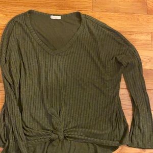 Green Long Sleeve V-Neck Tie Front top!!